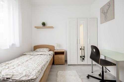 Кровать или кровати в номере BB Apartment - 2BR with parking close to centre