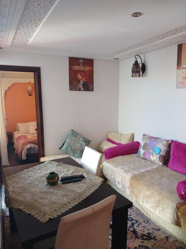 Studio Amine avec une terasse privée في الرباط: غرفة معيشة مع أريكة وطاولة