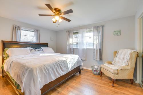 1 dormitorio con 1 cama, ventilador de techo y silla en Country Club Hills Home with Charcoal Grill and Yard!, en Country Club Hills