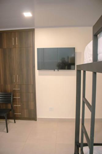 A kitchen or kitchenette at Hotel Amazonas Suite, Habitación con literas