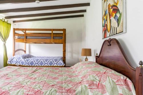 um quarto com uma cama e um beliche em La Casita de chocolate em Quito