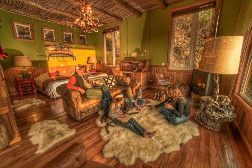 a group of people sitting in a living room at Barraco Lodge in Puelo