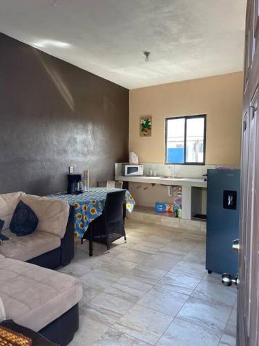 ein Wohnzimmer mit einem Tisch und einem Sofa in der Unterkunft Depa en excelente ubicación in Loreto