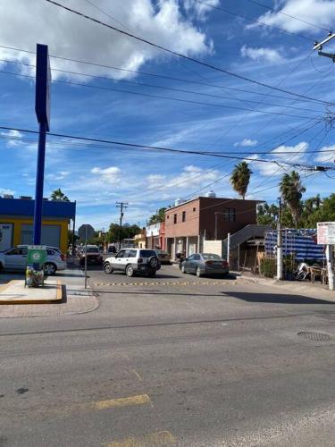 eine Kreuzung einer Straße mit auf der Straße geparkt in der Unterkunft Depa en excelente ubicación in Loreto
