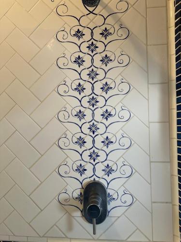 a bathroom with a wall with a black pipe at Posada Colonial Beach Villas in San Juan