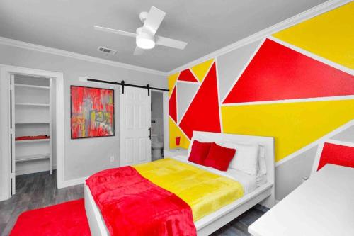 - une chambre avec un mur jaune et rouge dans l'établissement Prolific Red Luxe: Private Deck + Stylish Living, à Houston