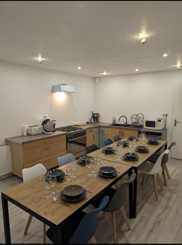 - une cuisine avec une grande table et des verres dans l'établissement Gîte du Champ De La Pierre, à Faymont