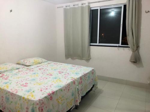 1 dormitorio con cama y ventana en Naooo alugo maiss en São Gonçalo do Amarante