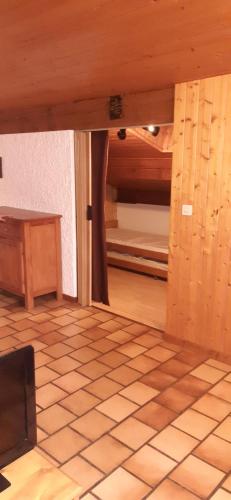 Cette chambre comprend une table et un lit. dans l'établissement Appartement 6 personnes à Saint-Jean-De-Sixt, Navette gratuite vers La Clusaz et Le Grand Bornand, à Saint-Jean-de-Sixt