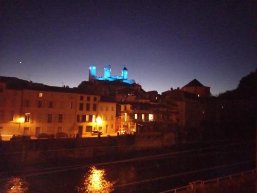 a city at night with blue lights on a hill at Charmant T2 duplex Centre de Foix in Foix