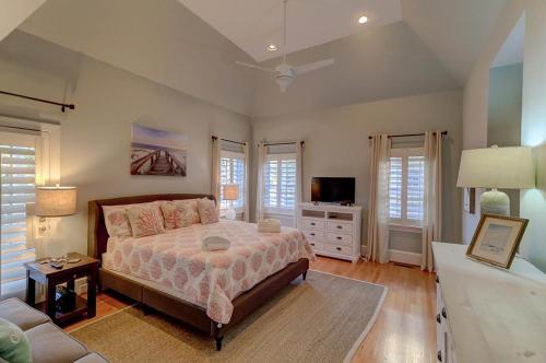 um quarto com uma cama, um sofá e uma televisão em 17 56th Avenue em Isle of Palms