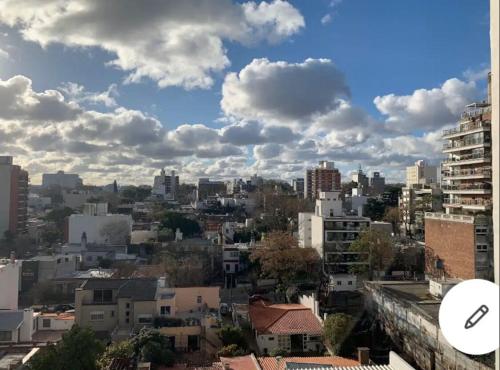 Blick auf eine Stadt mit Wolken am Himmel in der Unterkunft Studio Park in Montevideo