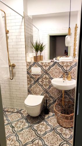 een badkamer met een toilet en een wastafel bij Apartament Staszica 6 in Słupsk