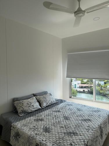um quarto branco com uma cama e uma janela em EXCLUSIVO APTO CON VISTA Y FRENTE AL MAR em Gaira
