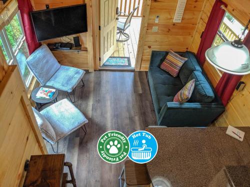 una vista aérea de una sala de estar en una cabaña en Ani Cabin Tiny Home Bordered By National Forest en Chattanooga