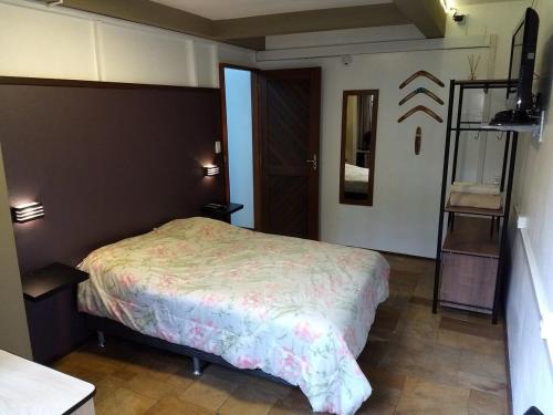 1 dormitorio pequeño con 1 cama en una habitación en AP3 - 1dorm privado próx Garten Shop-Universidades, en Joinville