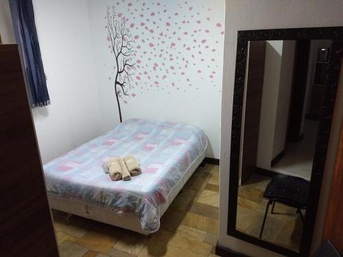 um quarto com uma cama com um bicho de peluche em AP2-Studio privado próx Garten Shopp-Universidades em Joinville
