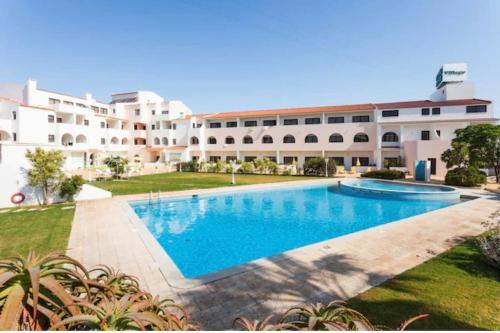 una piscina di fronte a un edificio di Luxury Apartment with pool in historical town and great surfing beaches a Sagres