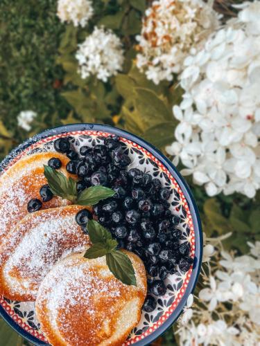 Eine Schüssel mit Blaubeeren und Brot auf einem Tisch in der Unterkunft Na Jeżynowej Polanie z gorącą balia in Wetlina