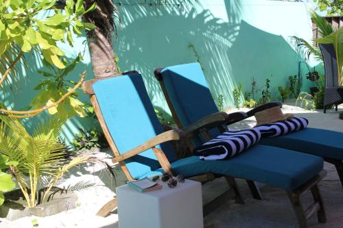 Гостиная зона в MAMELLO Beach Club Maldives