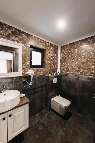 a bathroom with a toilet and a sink at Royal Alpin Crown in Cavnic