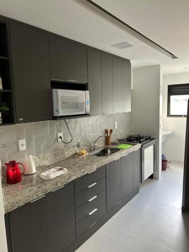 Kjøkken eller kjøkkenkrok på O mais belo Apartamento a 50 metros da praia de Costa Azul