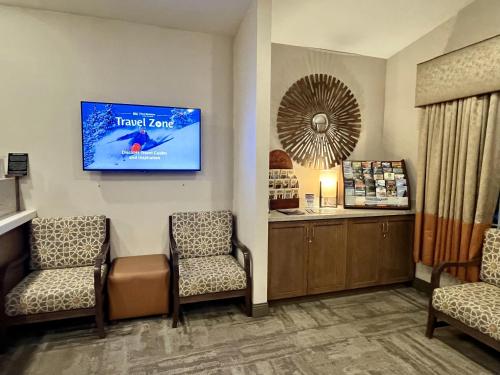 a waiting room with two chairs and a waiting station at Best Western Country Inn in Fortuna