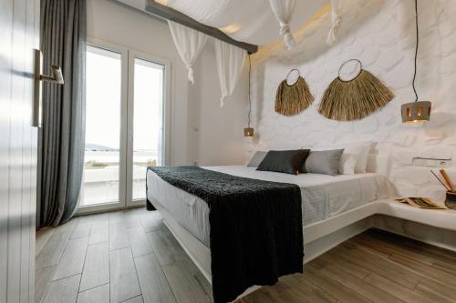 Un dormitorio con una cama y una ventana grande. en Hidden Gem Villa Aqua Marine - Sea View - Mikri Vigla Beach, en Naxos Chora