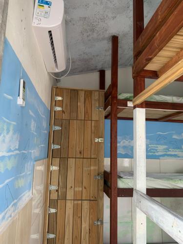 a room with two bunk beds and a ceiling at Hostel Praia de Moçambique in Florianópolis