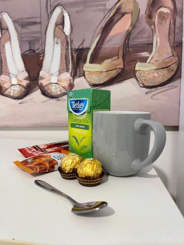 Una taza de té y galletas y una taza de café. en COZY ROOMS 25 min LIVERPOOL STREET en Londres