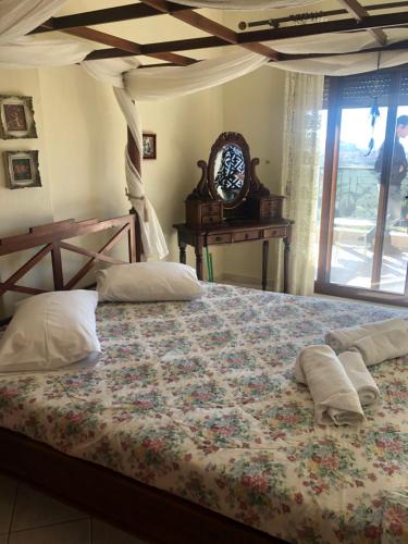Un pat sau paturi într-o cameră la Luxury 2-floor villa