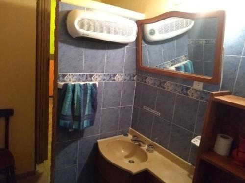 ein Badezimmer mit Waschbecken und Spiegel in der Unterkunft Casa de Campo Mama Lucia in Villa Anizacate