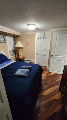 een slaapkamer met een bed met een blauwe deken erop bij One Bedroom Few Blocks From The Beach And Tropicana Casino in Atlantic City