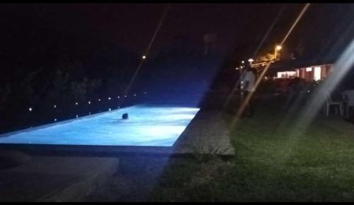 einen beleuchteten Swimmingpool in der Nacht mit Beleuchtung in der Unterkunft Peñaflor in Miraflores