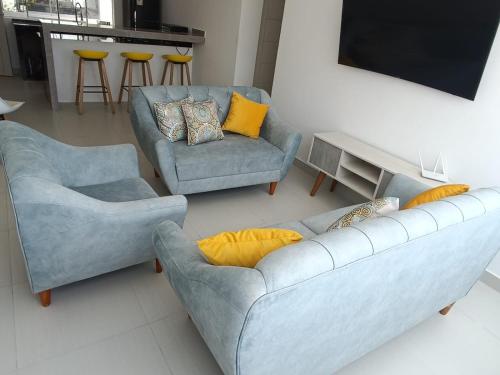 Duas cadeiras e um sofá na sala de estar em Departamentos de playa em Cerro Azul
