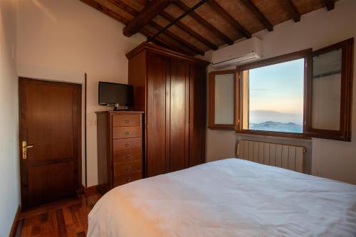 um quarto com uma cama grande e uma janela em Panoramic Apartment - A due passi dal centro - Vicino alla Mini Metro Pincetto em Perugia