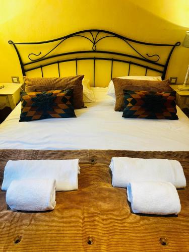 a large bed with two white towels on it at Belveyre à Rocamadour in Rocamadour
