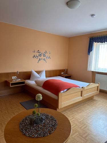 Ένα ή περισσότερα κρεβάτια σε δωμάτιο στο Gästehaus Krone