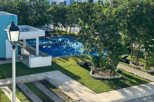 普拉亚卡门Flor de Lantana的享有带树的游泳池的顶部景致