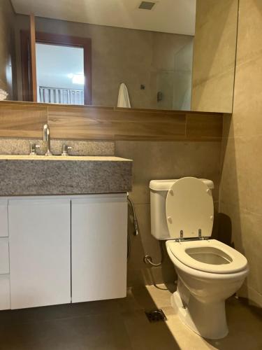 uma casa de banho com um WC e um lavatório em Flat aconchegante no Jardim Goias em Goiânia