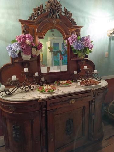 a vanity with a mirror and some plates of food at Estancia La Rica in La Rica