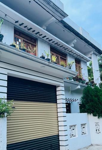 drzwi garażowe na boku domu w obiekcie Navai Guest House w mieście Kallady