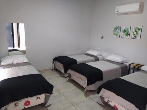 una habitación con 4 camas alineadas contra una pared en Lantonia en Oncativo