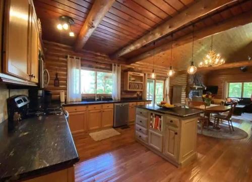 une grande cuisine avec des plafonds en bois et une salle à manger dans l'établissement Rustic U.P. Retreat in Marquette, à Marquette