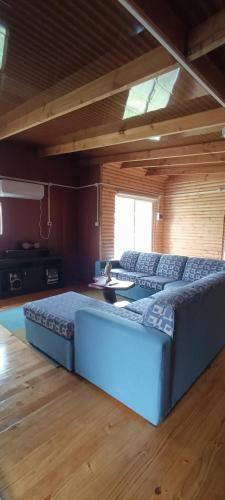 Habitación grande con 2 camas y mesa. en Cabaña Río Chaica, en Llanquihue