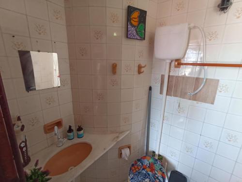 mała łazienka z umywalką i prysznicem w obiekcie Refúgio Piratininga 202 w mieście Niterói