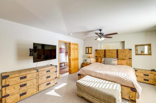 - une chambre avec un lit et une télévision à écran plat dans l'établissement Angel Fire Townhome with Hot Tub 2 Mi to Ski Resort, à Angel Fire