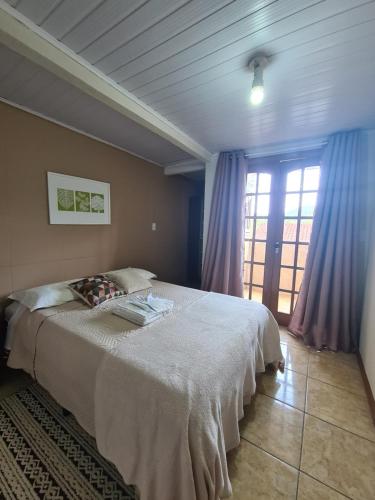 En eller flere senge i et værelse på Hospedagem Doce Lar Casa Violeta