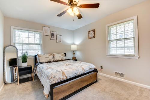 - une chambre avec un lit et un ventilateur de plafond dans l'établissement Cozy Austell Home with Sunroom - 4 Mi to Six Flags!, à Austell