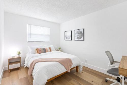 a bedroom with a bed and a desk and a chair at Musicians Lounge - 2 BR with parking asssigned in Fort Lauderdale
